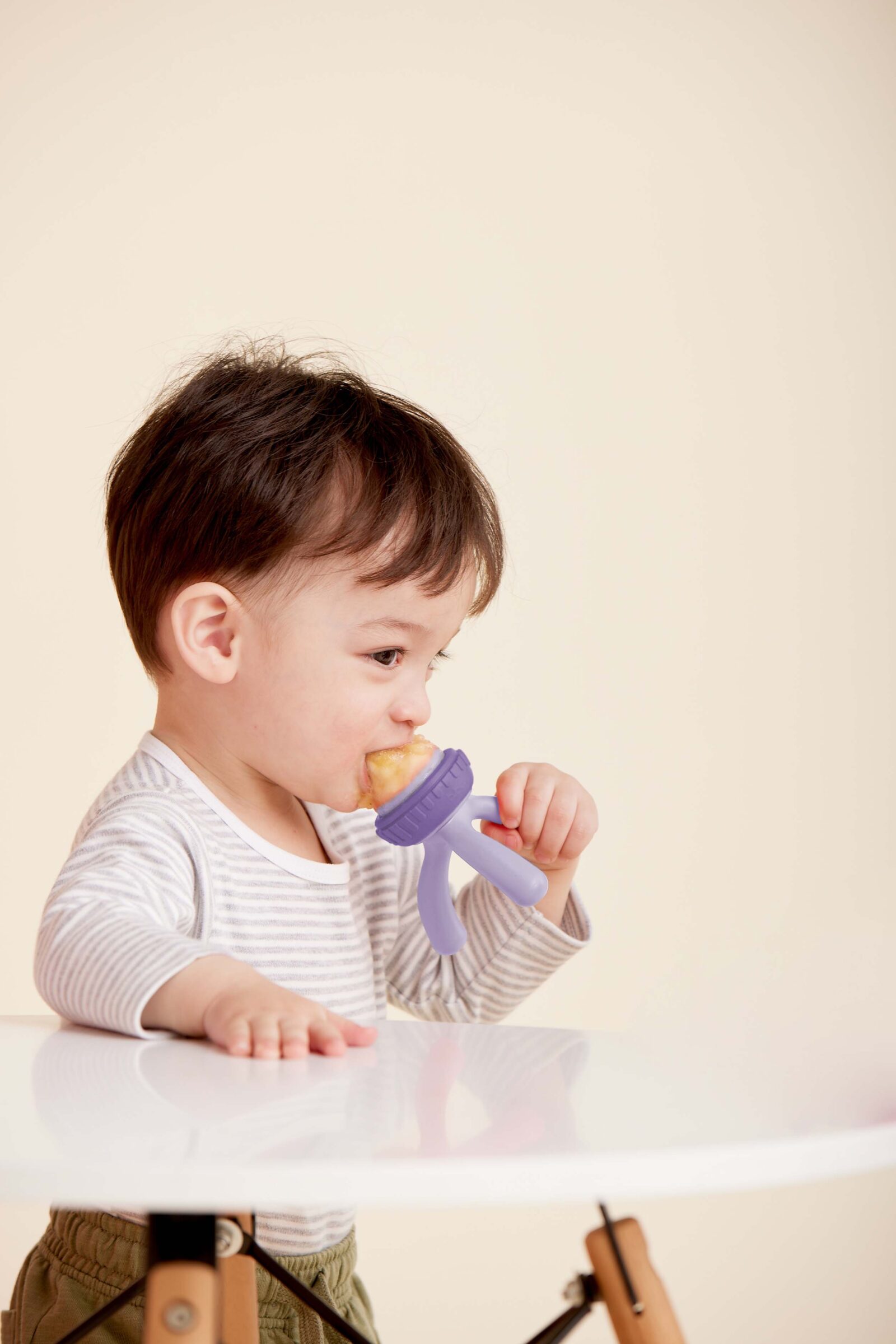 b.box Silikonska hranilica za svježe voće - peony - Slika 4