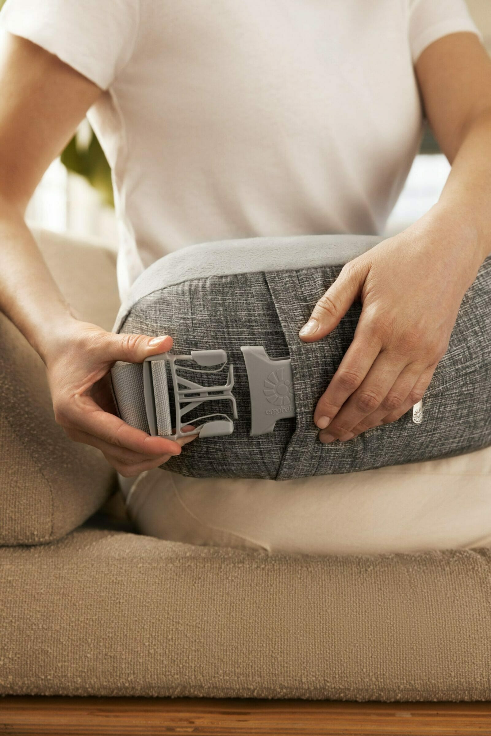 Ergobaby jastuk za dojenje s pojasom Sivi - Slika 3